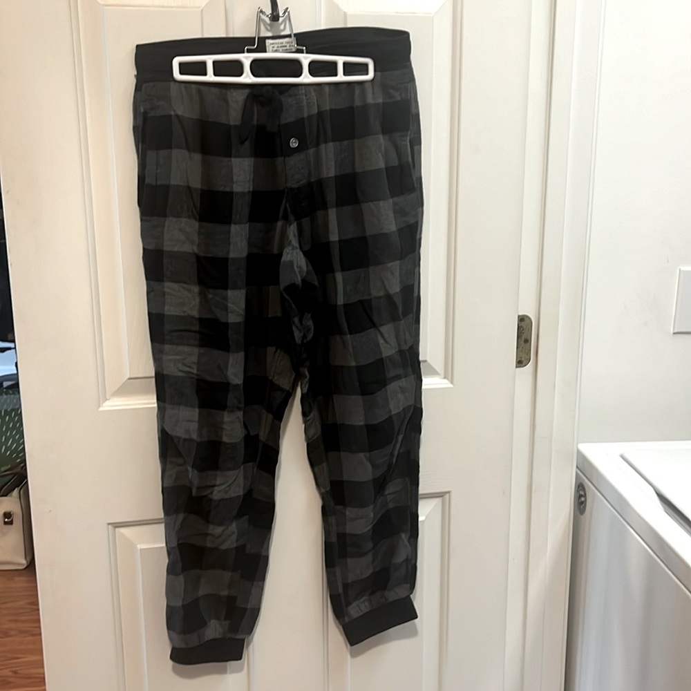 Men’s AE LOUNGE Gray and Black Buffalo Plaid Joggers with Pockets size SMALL